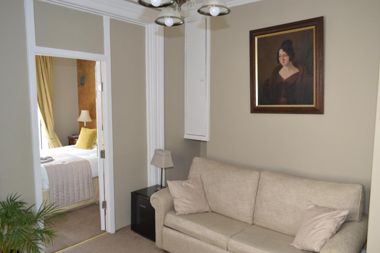 The Bradley Hotel เชลเทนแฮม ภายนอก รูปภาพ