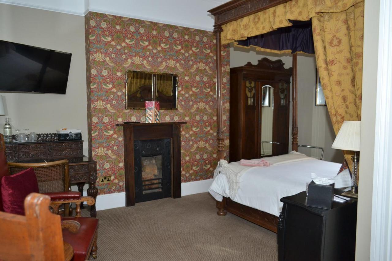 The Bradley Hotel เชลเทนแฮม ภายนอก รูปภาพ